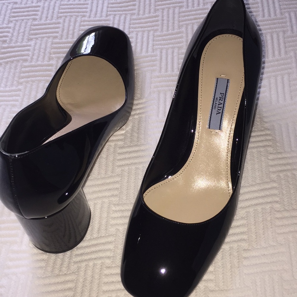 NWT Prada black patent leather pumps. Sz 37